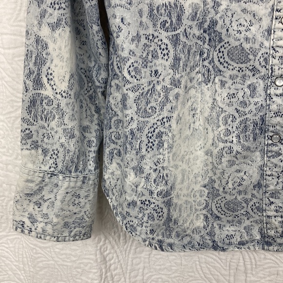 IJeans by Buffalo Women’s Chambray Lace Print Pearl Snap Western Shirt sz Large - Picture 5 of 13